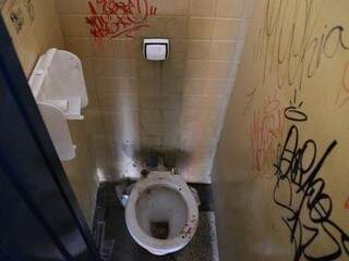 Banheiro em péssimas condições na estação Bandeirantes. (Foto: Alcides Neto)