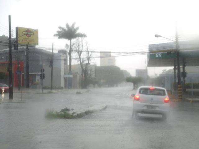 Ap&oacute;s domingo ensolarado, chuva vem para encerrar feriad&atilde;o 