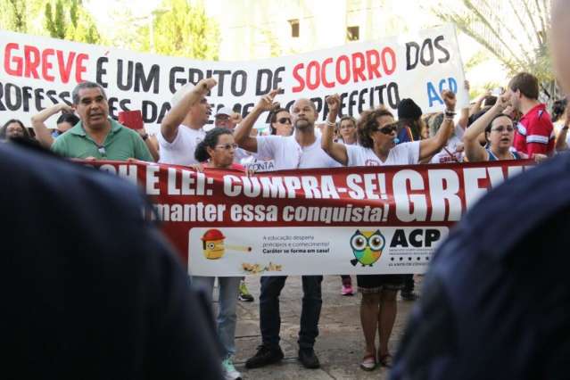 Em greve, professores da rede municipal fazem protesto na prefeitura