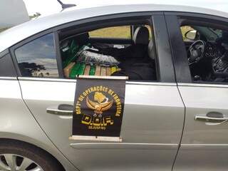 DOF apreende carro furtado transportando 890 quilos de maconha