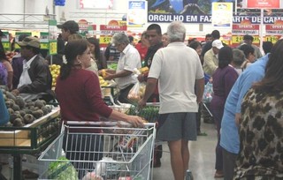 Abastecer a despensa de alimentos ficou mais barato em julho, segundo IPC. (Foto: Arquivo)