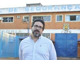 Advogado de Olarte, Jail Benites de Azambuja, a espera da liberação do cliente (Foto: Alcides Neto)