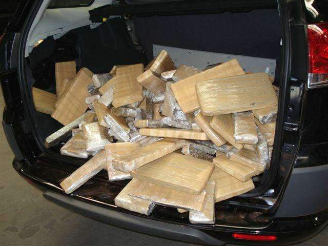  Contra o tr&aacute;fico, PF prende 6 e apreende carros de luxo e dinheiro