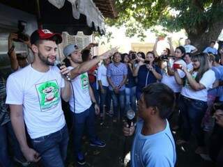 Munhoz e Mariano fazem a festa em escola e lan&ccedil;am desafio da pa&ccedil;oca 