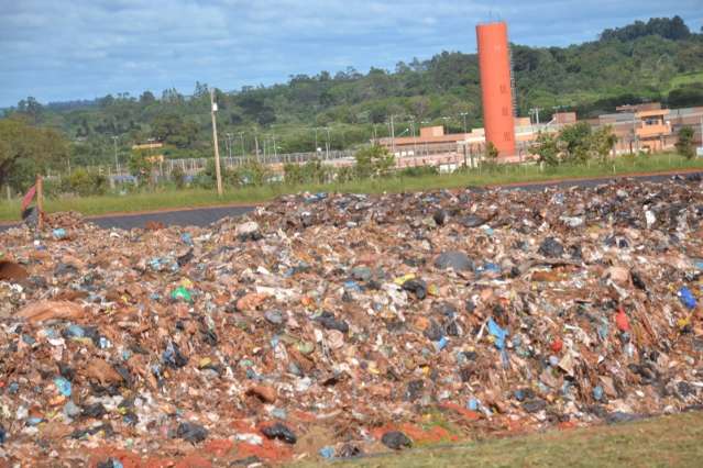 Agentes penitenci&aacute;rios sofrem com mau cheiro causado por novo aterro