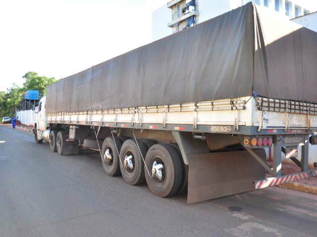  PM apreende carreta carregada com cigarros contrabandeados