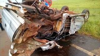 Camionete S-10 teve lateral totalmente destruída. (Foto: Ivinotícias)