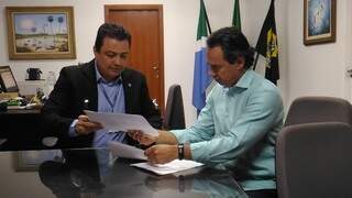 Superintendente da PRF, Luiz Alexandre Gomes, e o prefeito Marquinhos Trad (PSD) depois de doação de cinco veículos à Capital (Foto: Kleber Clajus)