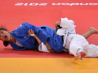 Judoca Sarah Menezes (kimono azul) ganhou a primeira medalha de ouro do Brasil (Foto: Terra)