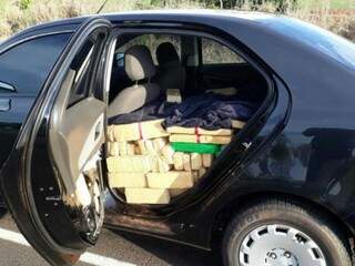 Homem &eacute; preso em flagrante com carro roubado e 902 kg de maconha