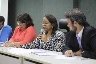 Promotora Jaceguara da Silva pressiona gestão municipal para dar assistência aos moradores de rua, durante audiência pública. (Foto: Marcos Ermínio)