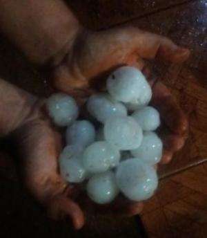 Chuva de granizo cobriu estrada e pastos, mas n&atilde;o causou estrago