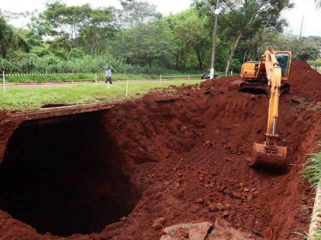 Avenida onde asfalto desmoronou &eacute; interditada e prefeitura desvia tr&acirc;nsito
