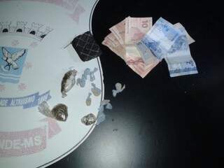 Com os jovens foram encontrados drogas e dinheiro.(Foto:Divulgação)