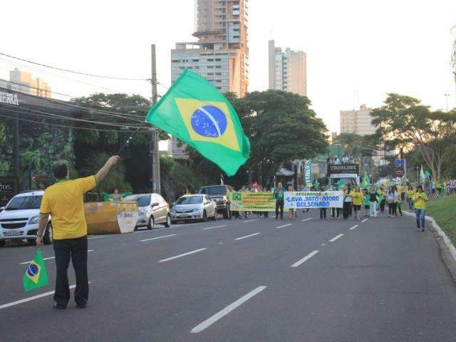 Manifestantes tomam avenida em apoio &agrave; Lava Jato, Moro e Bolsonaro