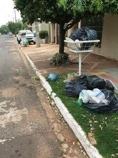 Mesmo bem acondicionado, lixo acaba sendo espalhado por moradores de rua. (Foto:Lucimar Couto)
