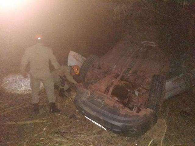 Carro capota e passageiro sofre traumatismo craniano em Corumb&aacute;