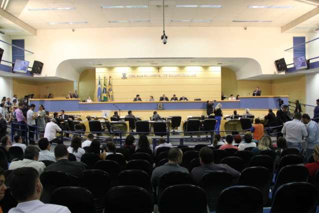Juiz manda vereador provar com holerite que n&atilde;o recebeu acima do teto