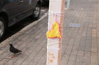 Postes, grades e pontos de ônibus receberam a intervenção artística. (Foto: Kísie Ainoã)
