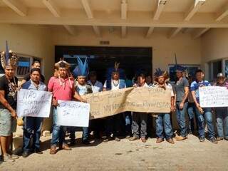 Indígenas com cartazes de protesto após invasão na sede da Funai em Campo Grande (Foto: Guilherme Henri)