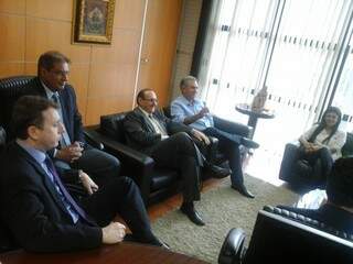 Reinaldo se reuniu nesta manhã com o presidente do TJ-MS, para discutir parceria entre os poderes (Foto: Leonardo Rocha)