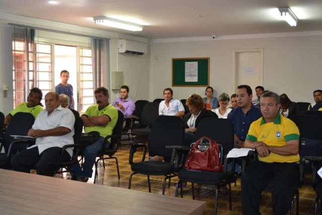 Pescadores de 17 col&ocirc;nias rejeitam projeto de &quot;morat&oacute;ria&quot; da pesca