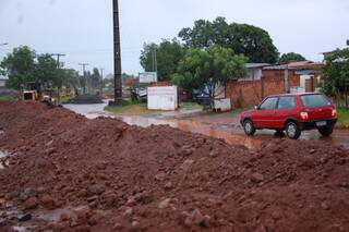 Durante &#039;passeio&#039; na chuva, governador passou pela obra de contenção da erosão no Nova Lima. (foto: Simão Nogueira)