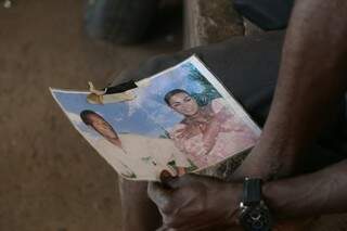 Momar mostra com orgulho a foto dos pais, como prova de ser um homem de bem. (Foto: Fernando Antunes) 