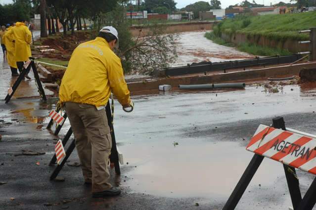  Ponte em frente ao Shopping Norte Sul corre risco de desabar