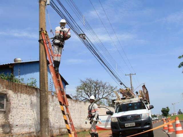 Eletricistas comemoram seu dia trabalhando para manter cidade acesa