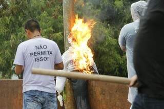 Manifestantes queimaram boneco de ministro. (Foto: Helio de Freitas)