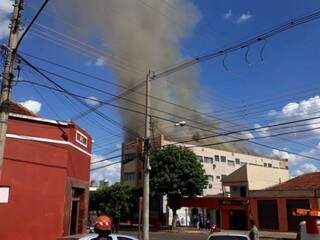 Fogo atingiu o segundo andar do prédio no cruzamento das Ruas Dom Aquino e Allan Kardec. (Foto: Direto das Ruas)