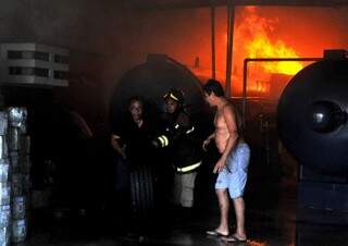 Incêndio começou em máquina de autoclave. (Foto: Álvaro Rezende/ Correio do Estado)