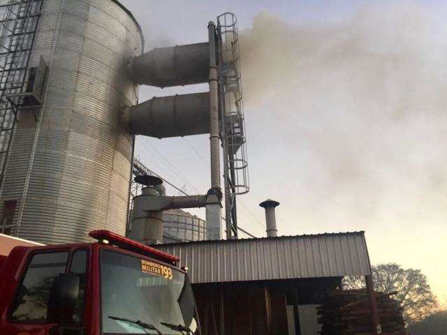 Inc&ecirc;ndio em secador de gr&atilde;os mobiliza bombeiros em cooperativa