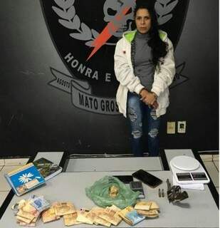 Ioneide foi presa no Bairro Dom Antônio Barbosa com drogas, arma e dinheiro (Foto: divulgação/Garras)