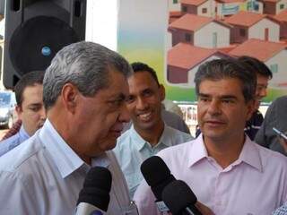 Governador André Puccinelli e prefeito de Campo Grande estiverem presentes na cerimônia (Foto: Pedro Peralta)