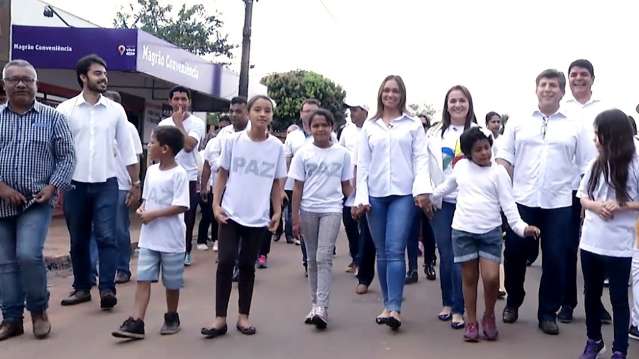 Em bairro marcado pela viol&ecirc;ncia, moradores fazem caminhada pela paz