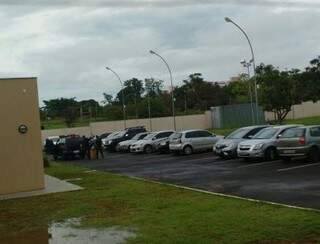 Agentes do Gaeco chegam à sede para descarregar malotes com documentos apreendidos (Foto: Adriano Fernandes)
