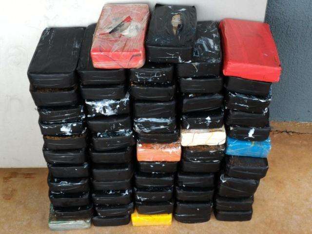Condutor com habilita&ccedil;&atilde;o falsa transportava 60 kg de coca&iacute;na em BMW