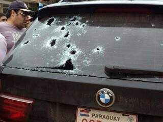 Carro metralhado no centro de Pedro Juan Caballero; submundo do crime em guerra constante. (Foto: Arquivo/Campo Grande News)