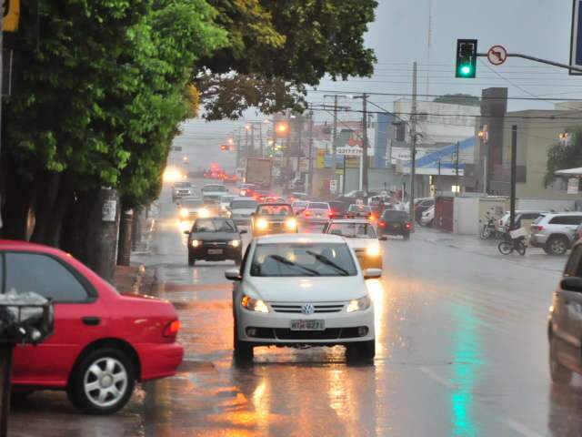  Chuva com trovoadas faz temperatura cair 8&deg;C e aeroporto opera por instrumentos