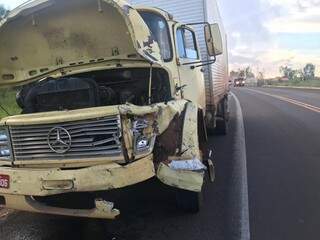 Caminhão ficou com a frente danificada (Foto: Liniker Ribeiro)