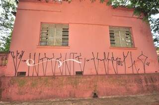 Na Joaquim Murtinho, pichação em muro de residência é toda formada por símbolos (Foto: Luciano Muta)