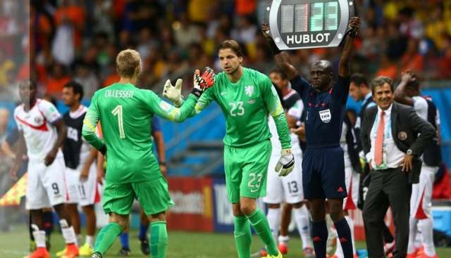 Treinador arrisca, troca de goleiro no final e Holanda vence nos p&ecirc;naltis