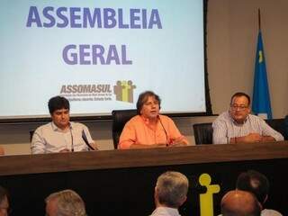 Pedro Caravina (centro) fala que recursos auxiliaram municípios durante crise econômica (Foto/Divulgação)