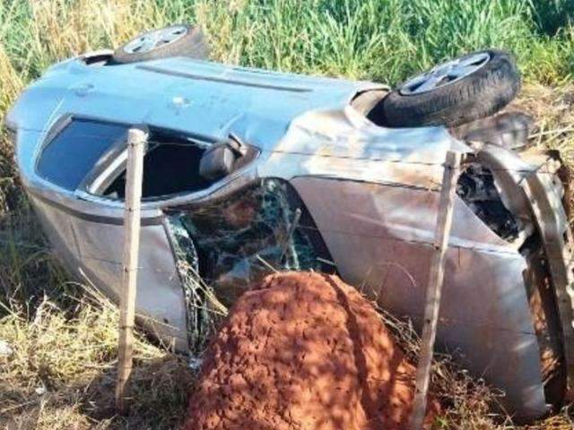 Ao tentar fazer ultrapassagem, motorista sai da pista e capota carro