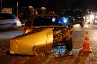 Veículo Gol com a colisão teve a frente destruída.(Foto: Marcos Ermínio)