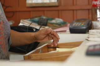  Bandido encosta arma em ouvido de menino de 2 anos e rouba celulares