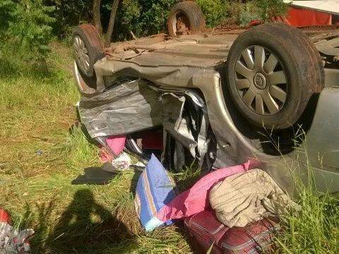 Carro capota após se envolver em acidente com caminhão e carreta