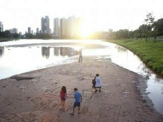 Lago do Parque das Nações Indígenas foi tomado por areia vinda de obras na região norte. (Foto: Arquivo)